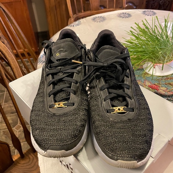 Lebron XX - Picture 2 of 9